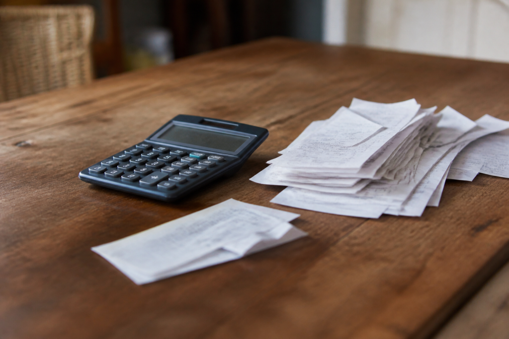 Calculatrice et factures sur un bureau en bois