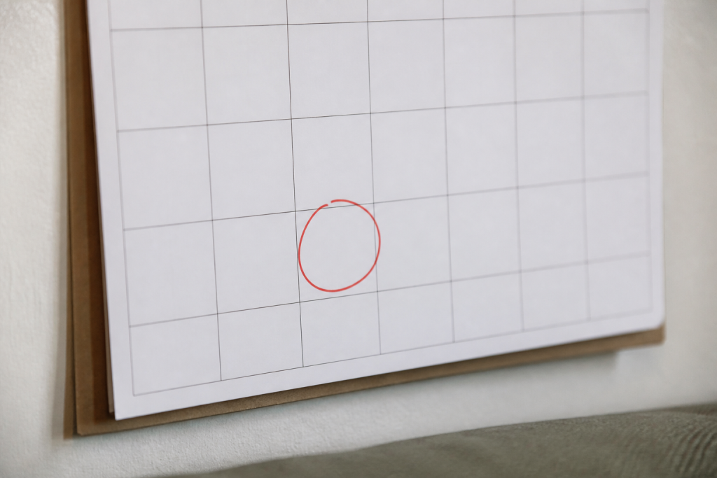 Calendrier mural avec date entouree au stylo rouge