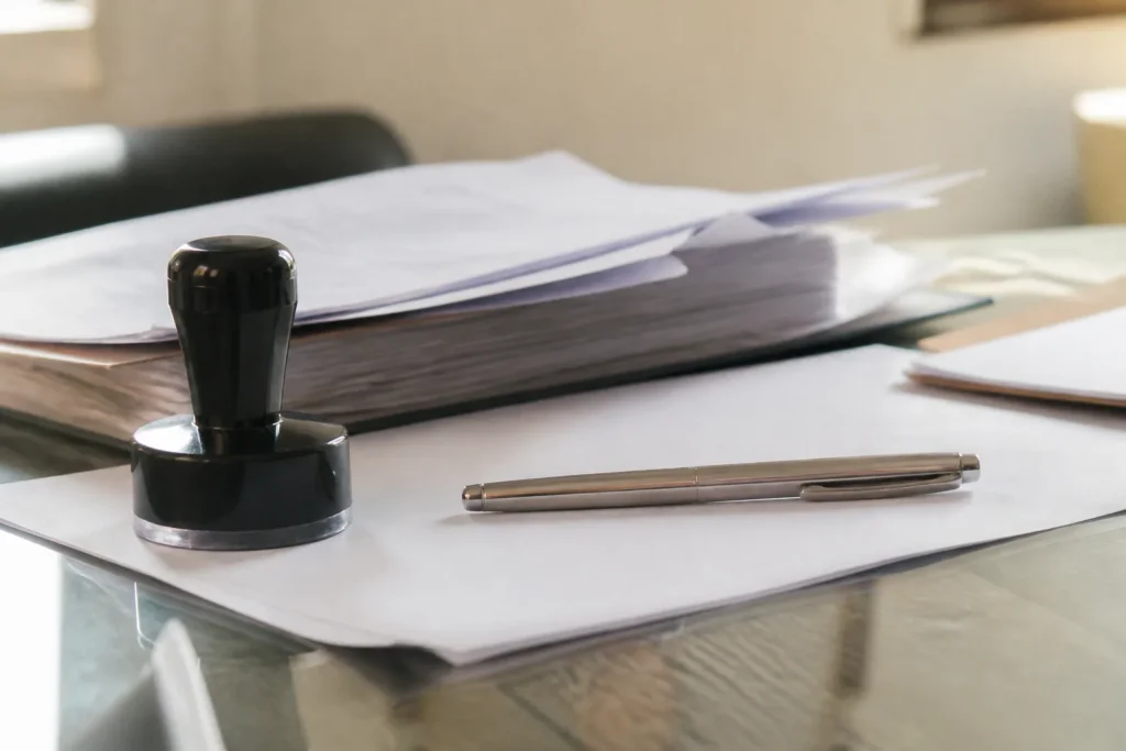 Documents officiels avec tampon encreur et stylo sur bureau