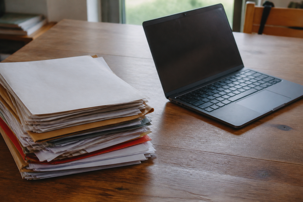 Dossier papier et ordinateur portable sur bureau en bois