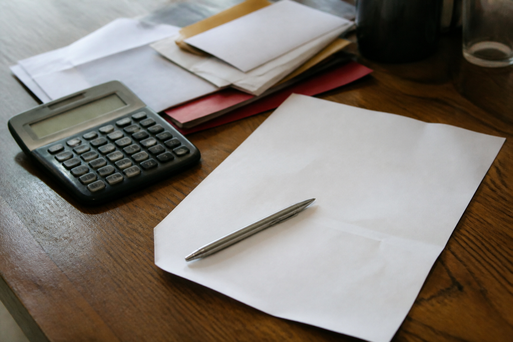 Facture papier avec stylo et calculatrice sur bureau