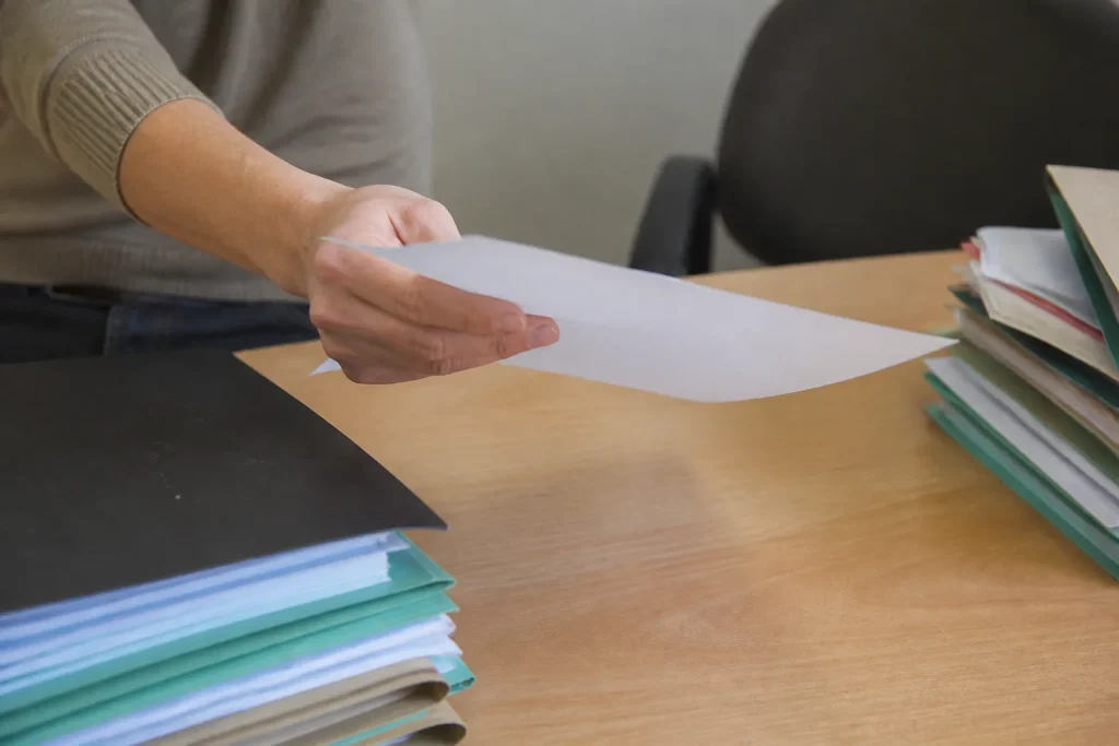 Main tenant un extrait officiel sur bureau