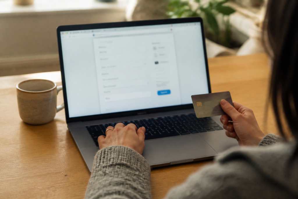 Ordinateur portable affichant formulaire en ligne et carte bancaire