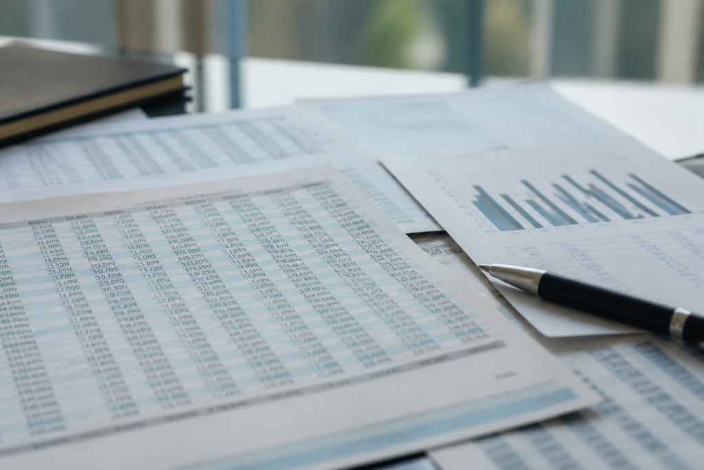 Papiers financiers avec colonnes de chiffres et pourcentages