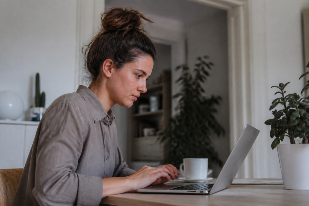 Personne entre informations dans un formulaire sur ordinateur