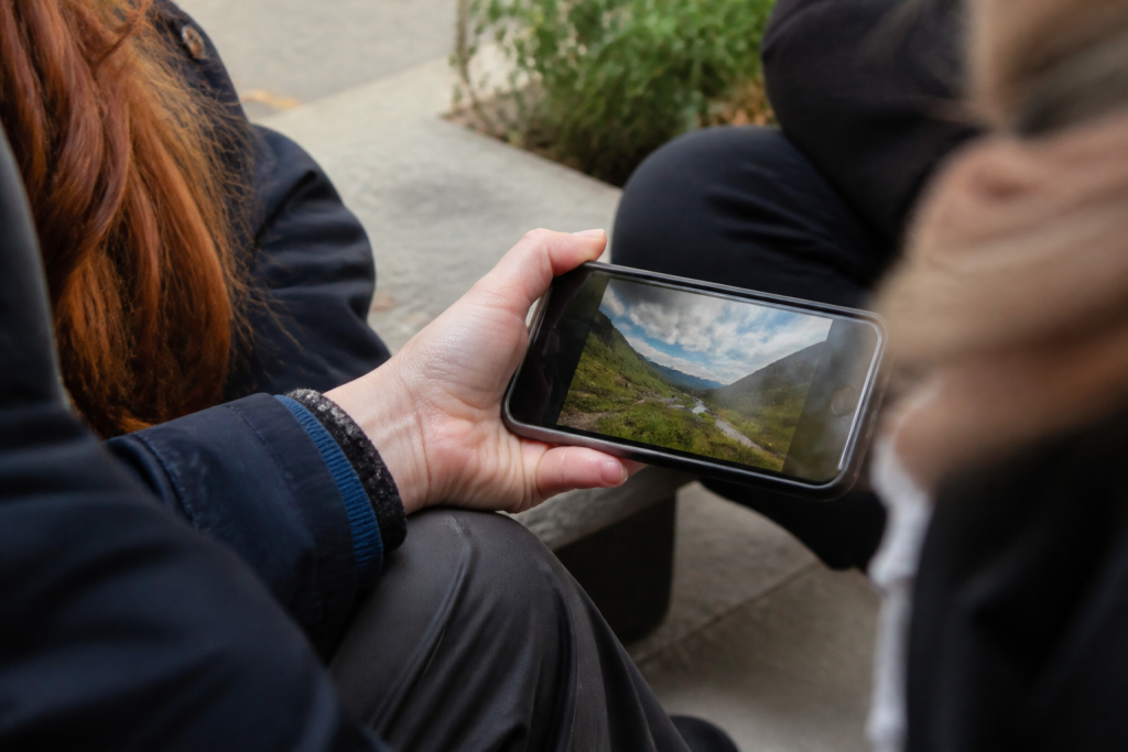 Smartphone affichant une photo nette dans une conversation